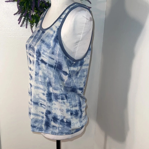 Lucky brand, M, Blue & white tie-dye pattern with a hi/lo hem, ridiculously soft - Picture 2 of 5